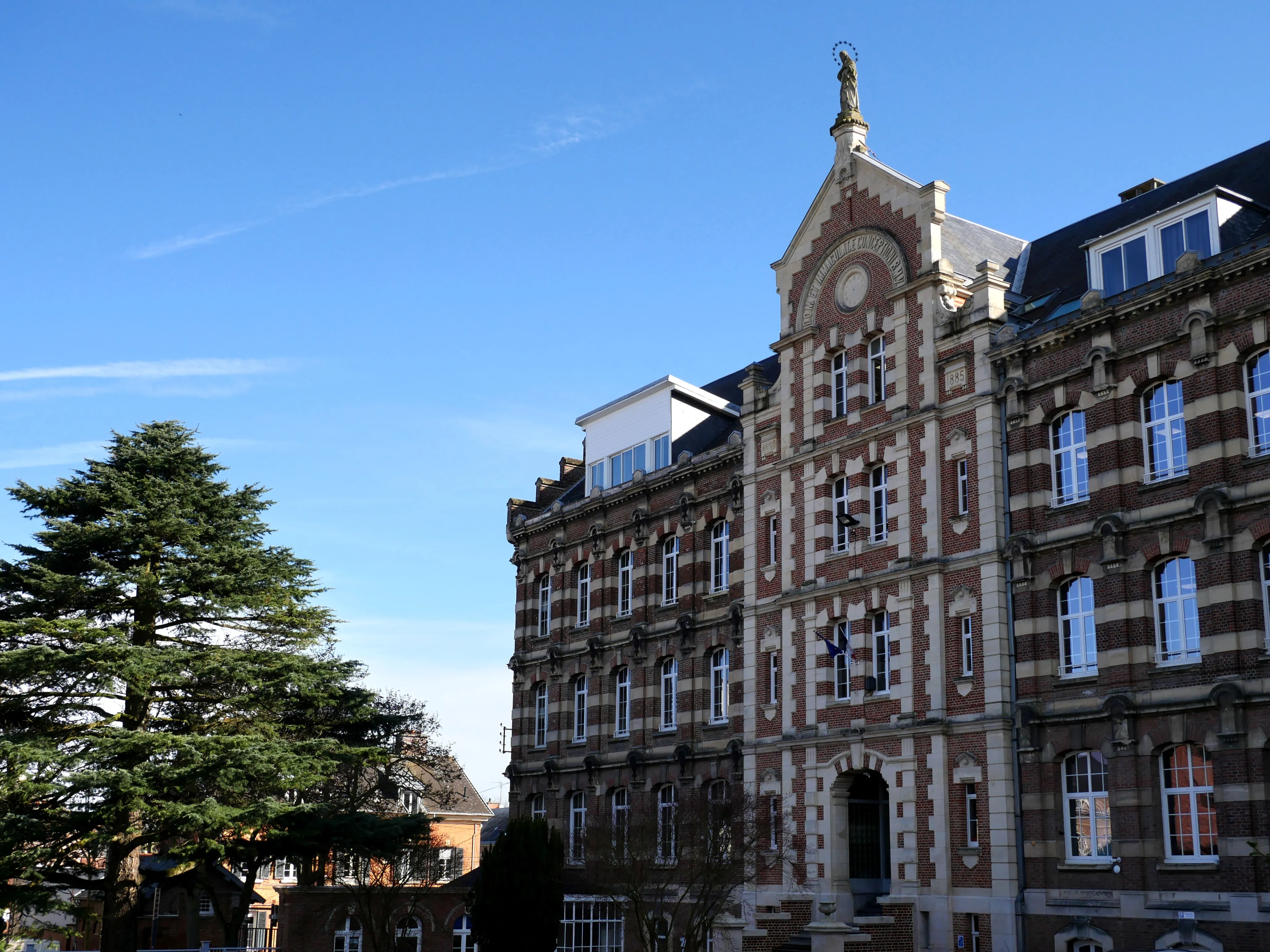 LA SALLE (UNE ÉCOLE) POLYVALENTE