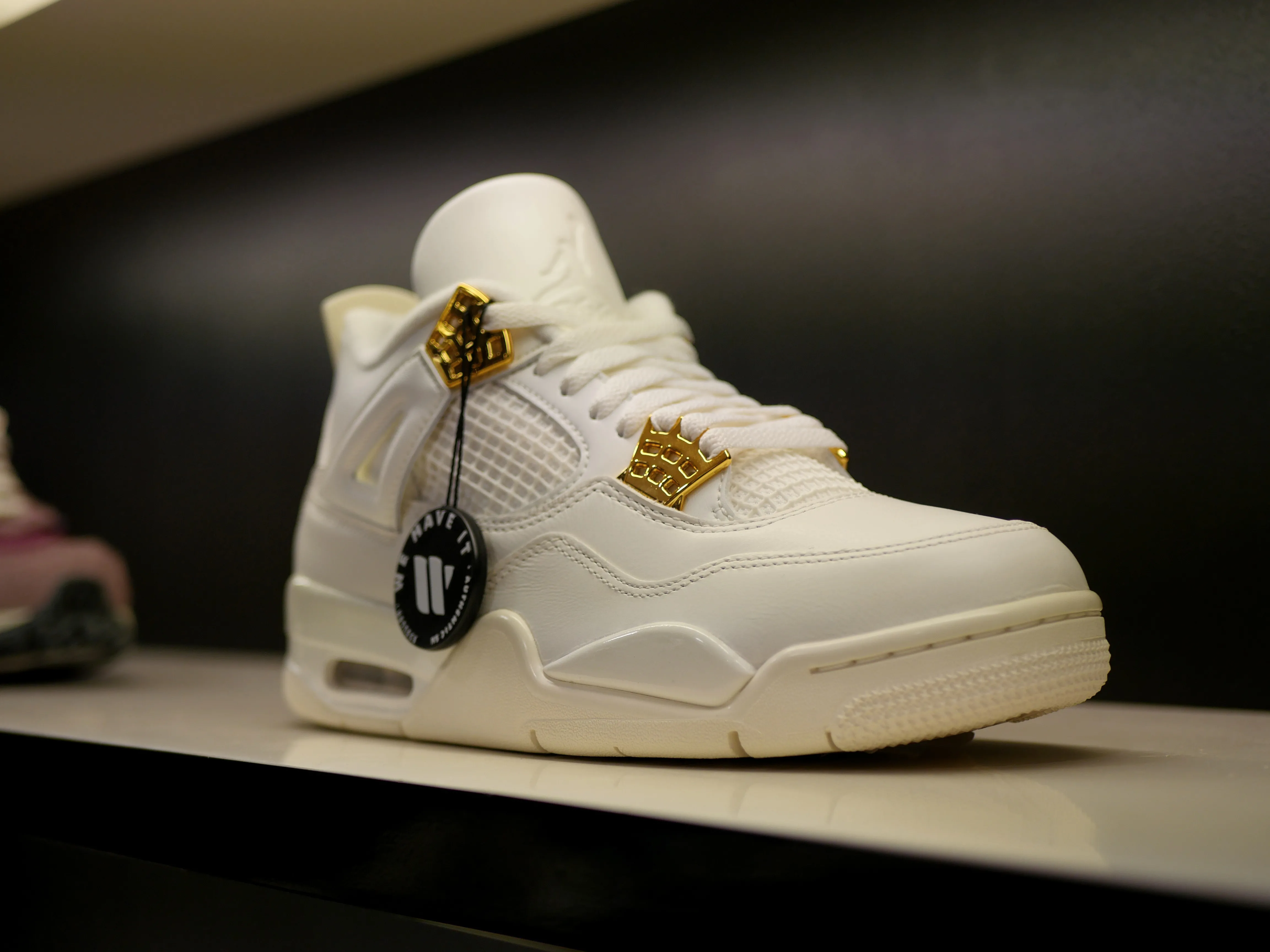 WE HAVE IT AUX GALERIES