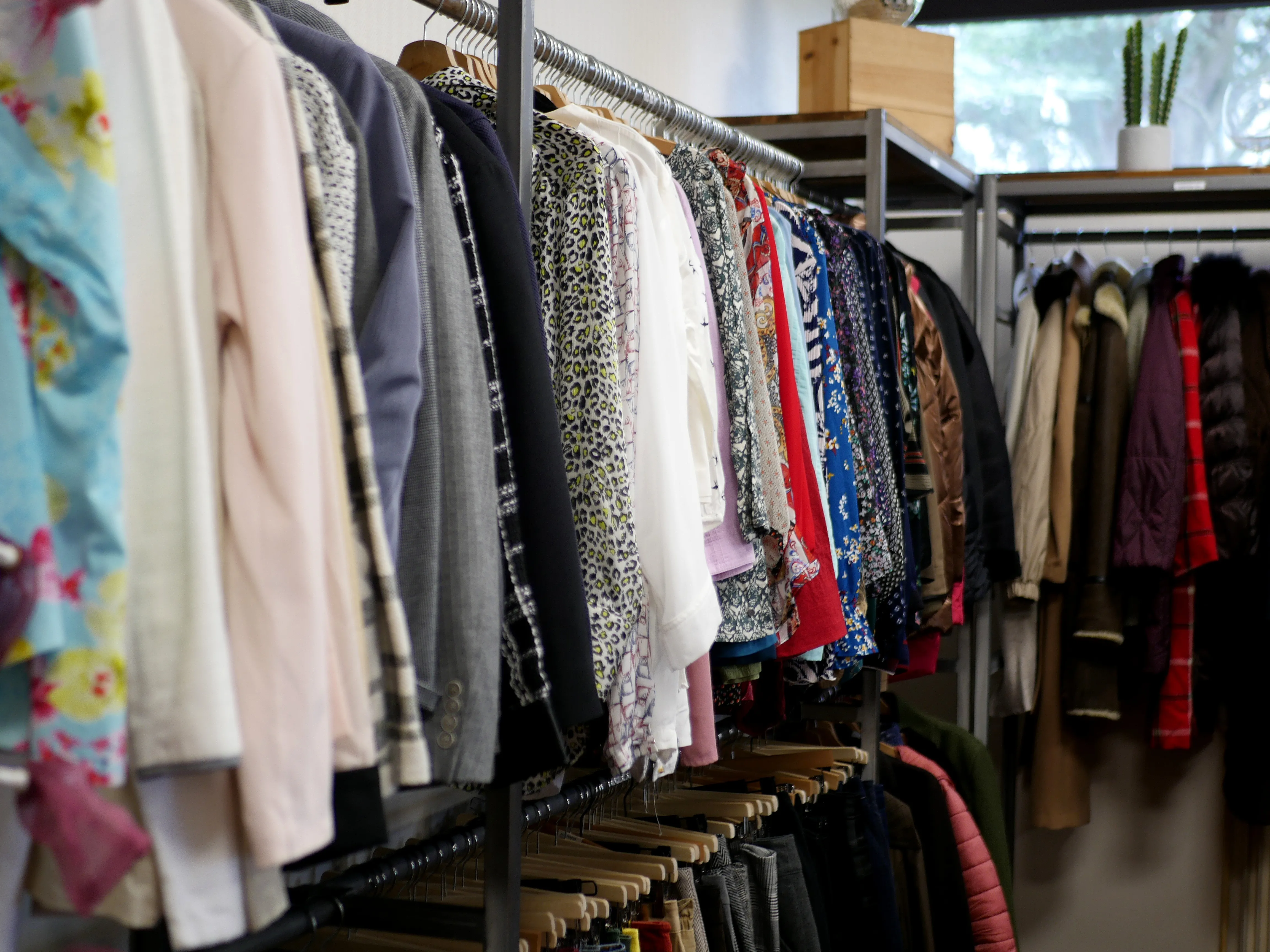 Vêtements de seconde main et bonnes affaires