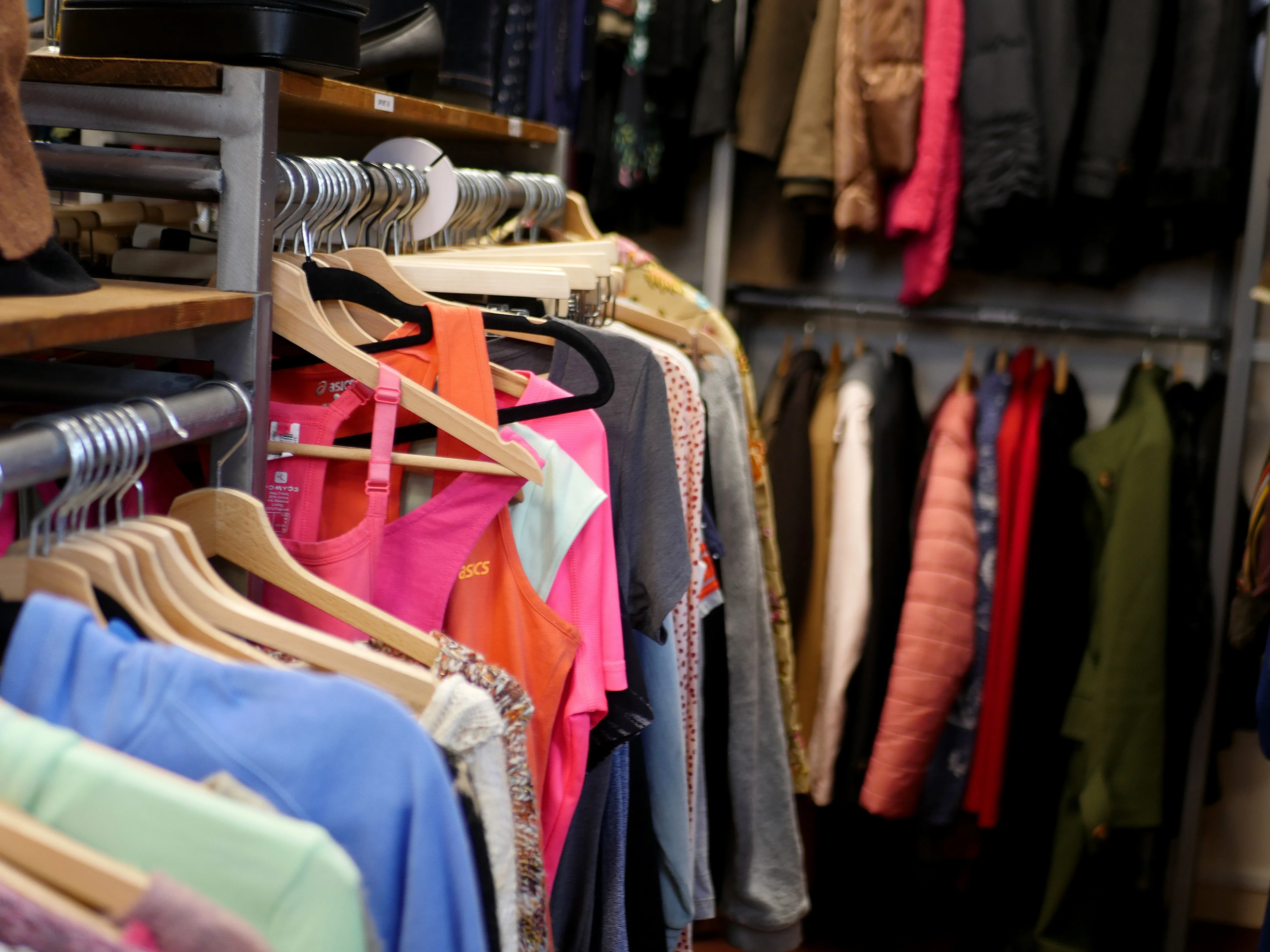 Vêtements de seconde main et bonnes affaires